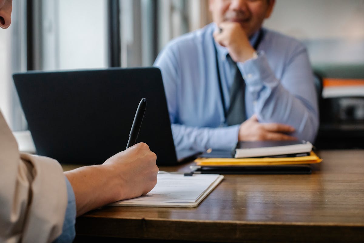 RIVERTY advisor assisting a client